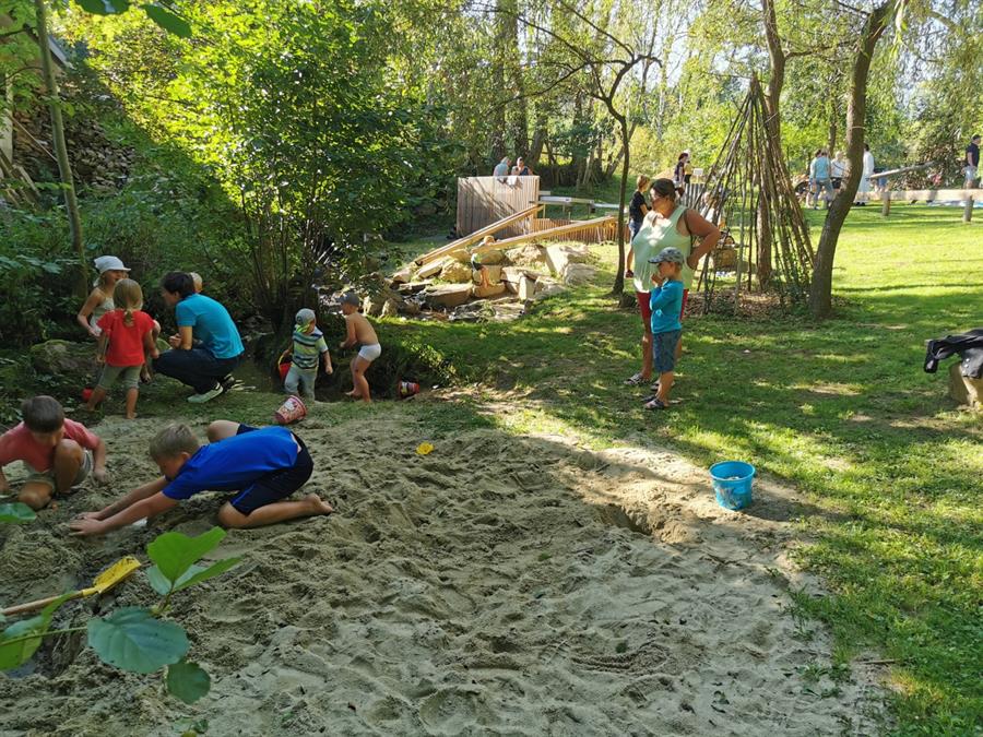 Eine Gruppe von Leuten, die im Sand spielen